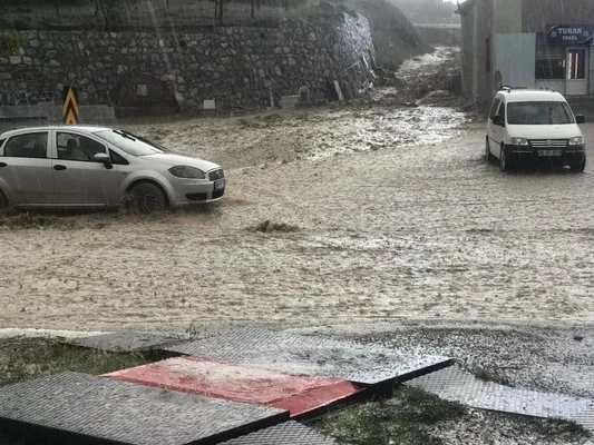 Yozgat’ta sağanak yağış nedeniyle yollar göle döndü