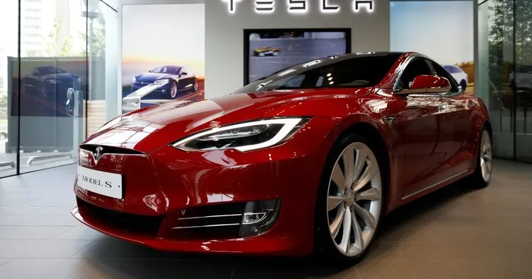 Tesla Model S alevler içinde kaldı!