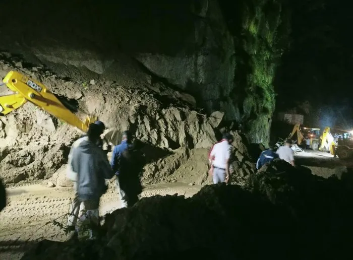 Hindistan’da otobüs heyelana kapıldı: Yolcular toprak altında kaldı