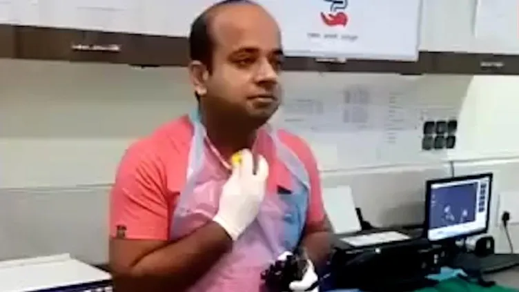 Bu video yüz binlerce kez izlendi! Dünya basını kendi kendine endoskopi yapan doktoru konuşuyor!