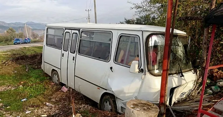 Suriyeli işçileri taşıyan minibüs kaza yaptı: 13 yaralı