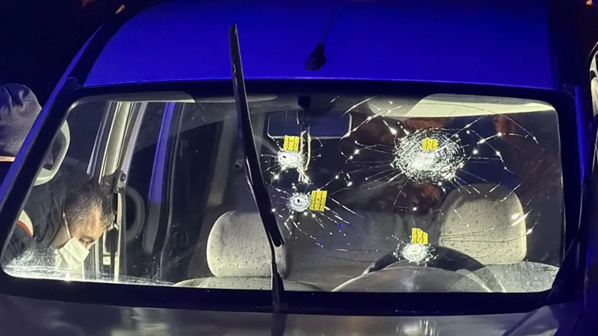 Alanya’da seyir halindeki araca ateş açıldı: 1 ölü Alanya’da seyir halindeki araca ateş açıldı: 1 ölü