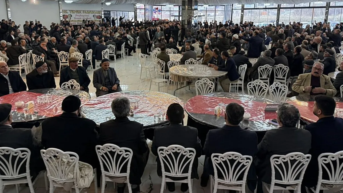 Van’da 23 yıllık husumet son buldu: Taraflar barış merasimi düzenledi Van’da 23 yıllık husumet son buldu: Taraflar barış merasimi düzenledi