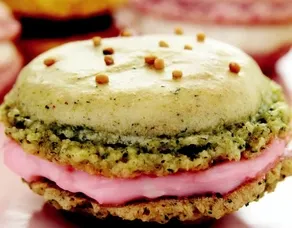 Fıstıklı Naneli Macaron Çilek Kremalı