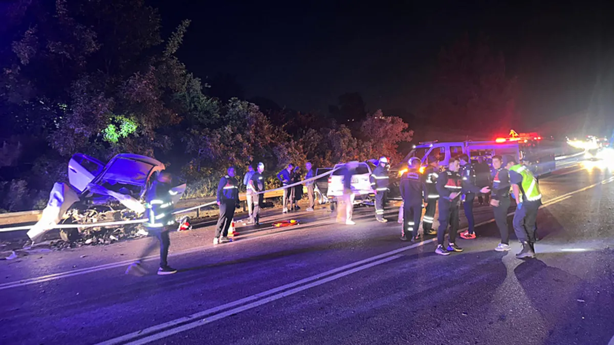 Burdur’da feci kaza! 4 araç birbirine girdi: 4 ölü, 11 yaralı Burdur’da feci kaza! 4 araç birbirine girdi: 4 ölü, 11 yaralı