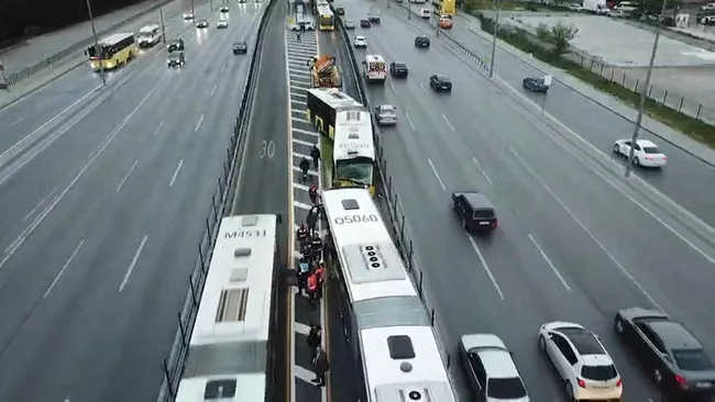 istanbul-beylikduzunde-iki-metrobus-carpisti-cok-sayida-yarali-1651255564119.jpg