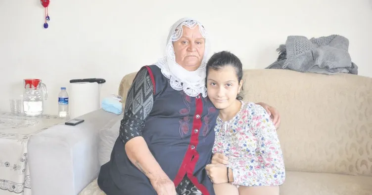 Torunu yürüyebilsin diye çöp topluyor