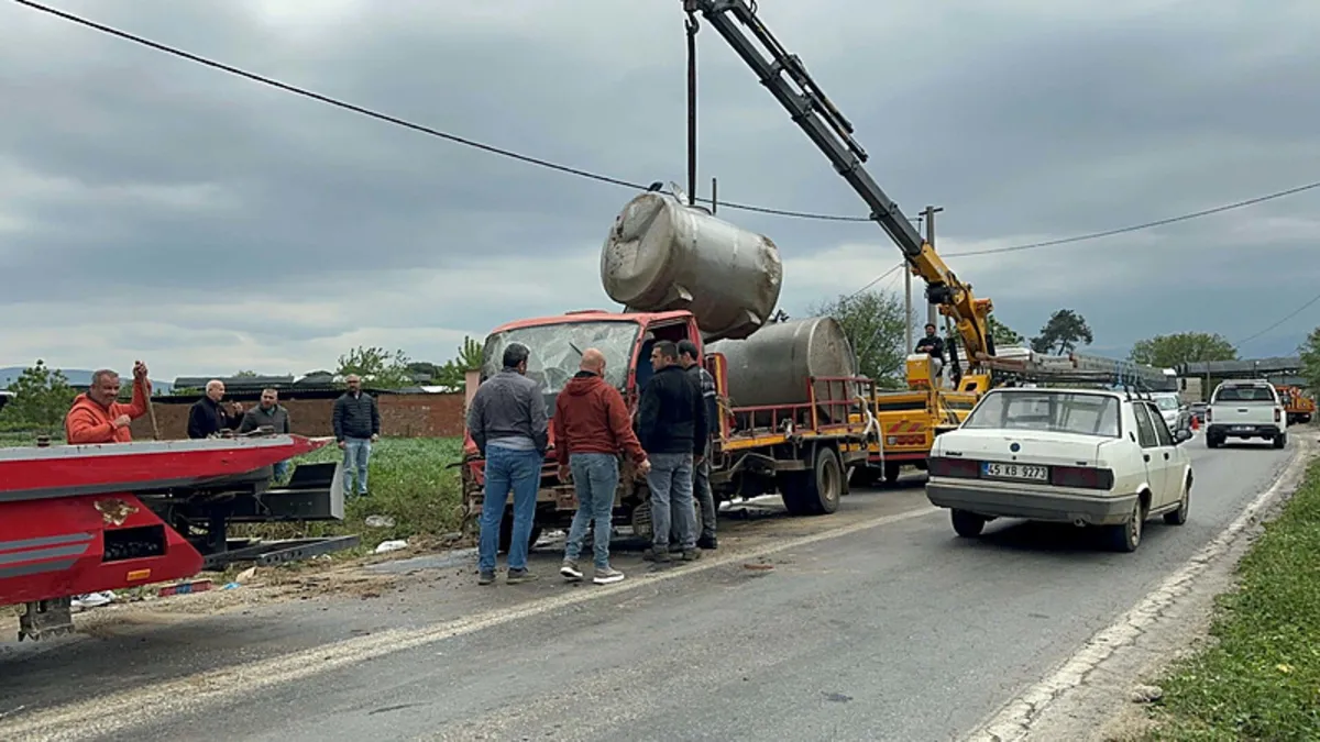 İzmir'de otomobile çarpmak istemeyen kamyon devrildi: 5 kişi yaralandı! İzmir'de otomobile çarpmak istemeyen kamyon devrildi: 5 kişi yaralandı!