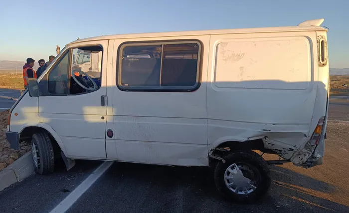 gaziantepte-kamyonetle-otomobil-carpisti-3u-cocuk-6-yarali-1766047031325.jpg