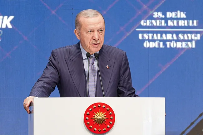 baskan-erdogan-ustalara-saygi-odul-toreni-programinda-konustu-etrafimizi-saran-bu-ates-cemberinden-guclu-bir-i-1754667998148.jpeg