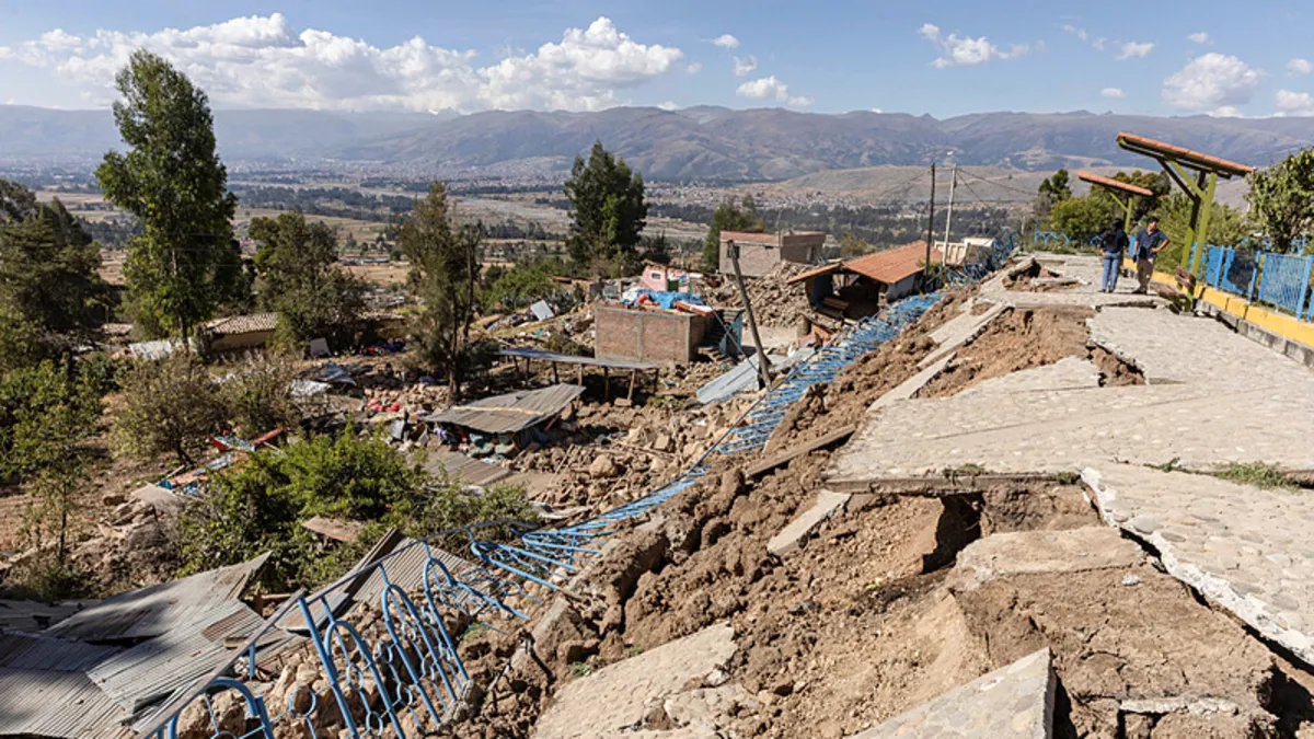 Peru'da meydana gelen depremde yıkılan binalar ve arama kurtarma çalışmaları.