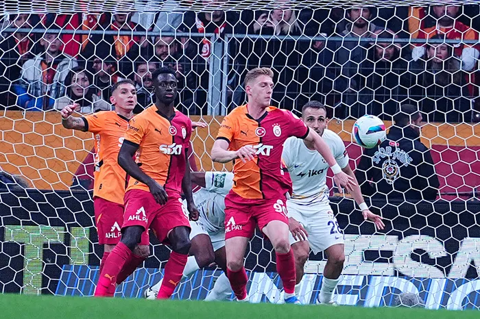 son-dakika-haberi-galatasaray-evinde-eyupspora-takildi-bu-sezon-ikinci-kez-puan-kaybetti-1733077383187.jpeg