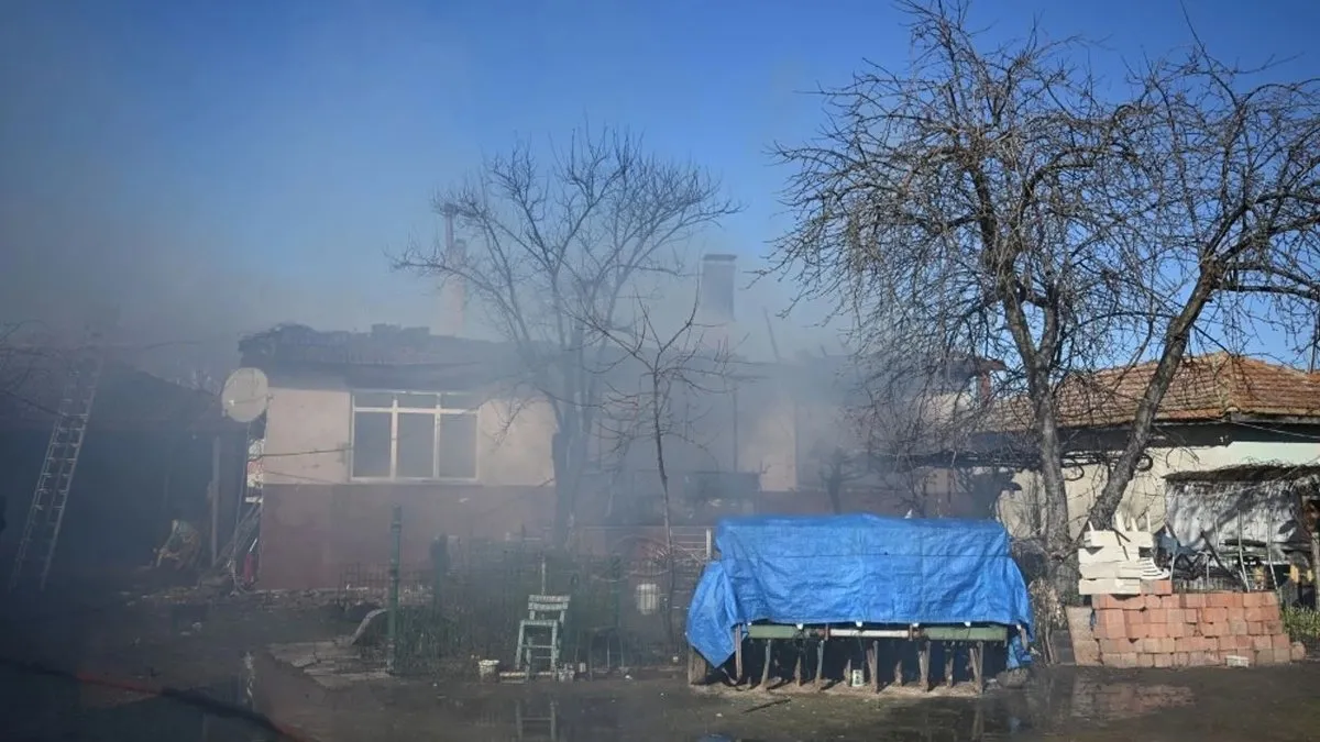 Edirne'de korkutan yangın!  2 müstakil ev kullanılamaz hale geldi