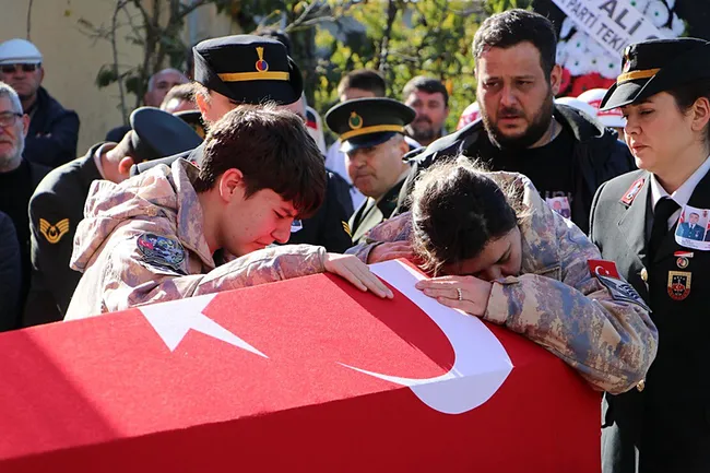 Türkiye şehitlerini uğurladı! Şehit astsubayın eşinden oğluna: Başını dik tut, senin baban kahraman!