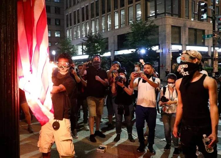 Son dakika: Amerika’da tansiyon düşmüyor! Beyaz Saray önünde Amerikan bayrağı yaktılar