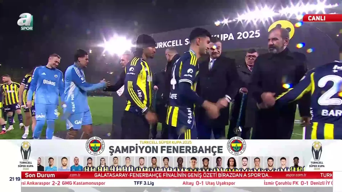 Süper Kupa şampiyonu Fenerbahçe kupasına kavuştu! videosunu izle Süper Kupa şampiyonu Fenerbahçe kupasına kavuştu! videosunu izle