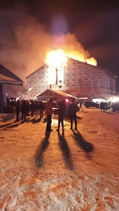 Restoran görevlisi gençler o anları SABAH gazetesine anlattı Hemşire kadın kendisini 10. Kattan aşağı bıraktı