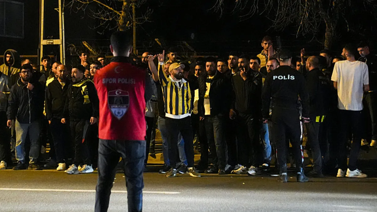 Fenerbahçe taraftarından futbolculara tepki! – Son Dakika Spor Haberleri Fenerbahçe taraftarından futbolculara tepki! – Son Dakika Spor Haberleri
