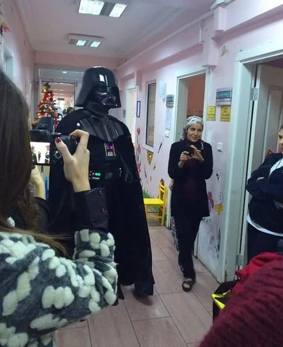 Darth Vader çocuklara hediye dağıttı