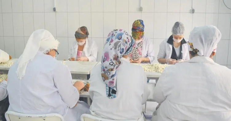 Kadın mahkûmlar mantı atölyesinde