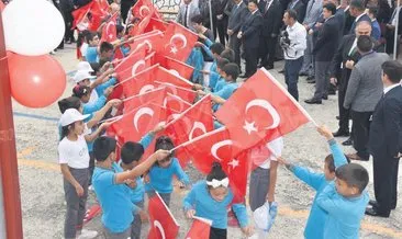 Öğrenciler Türk bayrağı altından geçerek okula girdi