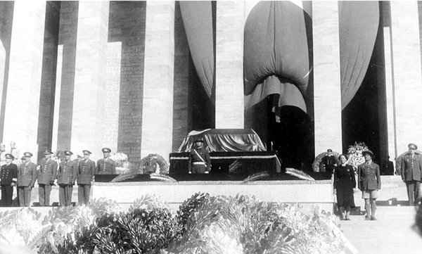 Ankara Üniversitesi Atatürk'ün cenazesine ait 36 fotoğrafı ilk kez gün yüzüne çıkardı!