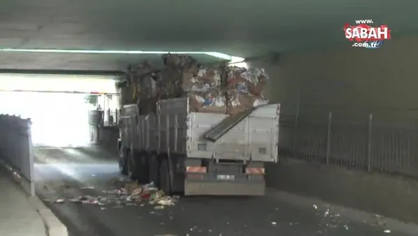 İstanbul Bayrampaşa'da aşırı yüklü kamyon alt geçide takıldı