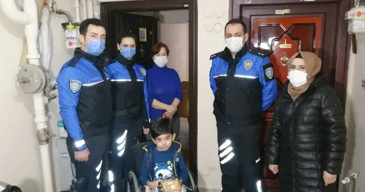 Sokak kısıtlamasında polisler engelli çocukları ziyaret etti