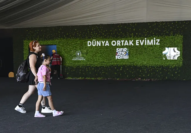 sifir-atik-festivali-etkinlikleri-ucuncu-gununde-devam-ediyor-ailelerden-ve-genclerden-yogun-ilgi-1780740858002.jpeg Sıfır Atık Festivali etkinlikleri üçüncü gününde devam ediyor! Ailelerden ve gençlerden yoğun ilgi…