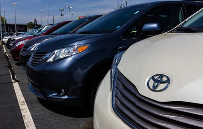 TOYOTA LOGOSUNU DEĞİŞTİRDİ