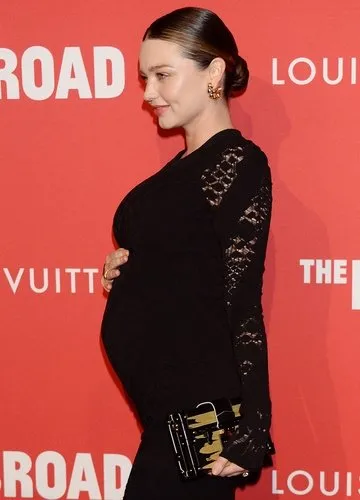 Victoria’s Secret meleği 4. bebeğini doğurdu! Görenler hamileliğine bile inanamamıştı: Haberi bu notla paylaştı...