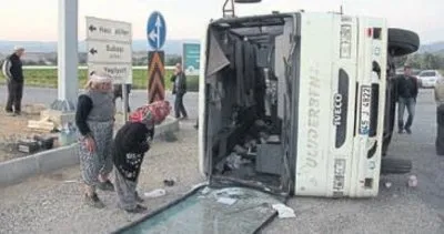 Kamyon minibüse çarptı: 31 yaralı