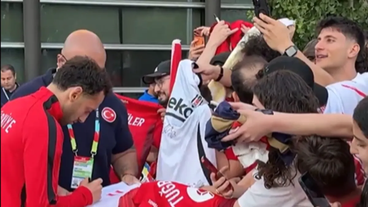 A Milli Futbol Takımı oyuncuları San Francisco'da taraftarlarını selamlıyor.