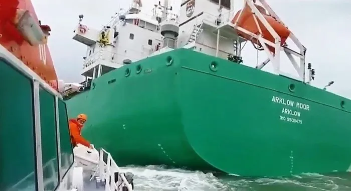 Tahliye talebinde bulunan gemideki çalışan operasyonla kurtarıldı