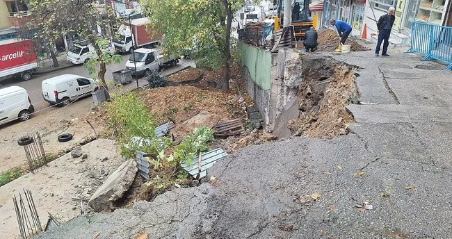 Kocaeli’nde istinat duvarı yıkıldı 3 bina boşaltıldı Kocaeli’nde istinat duvarı yıkıldı 3 bina boşaltıldı