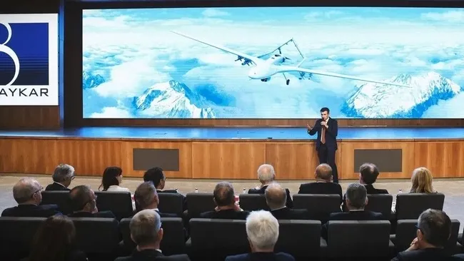 selcuk-bayraktar-nato-parlamenterlerine-kizilelmayi-anlatti-1783011050626.jpeg