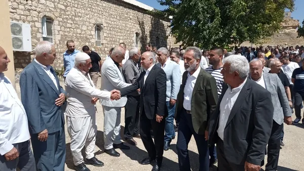 dunya-baris-gununde-el-sikisarak-baristilar-1725212416256.jpeg