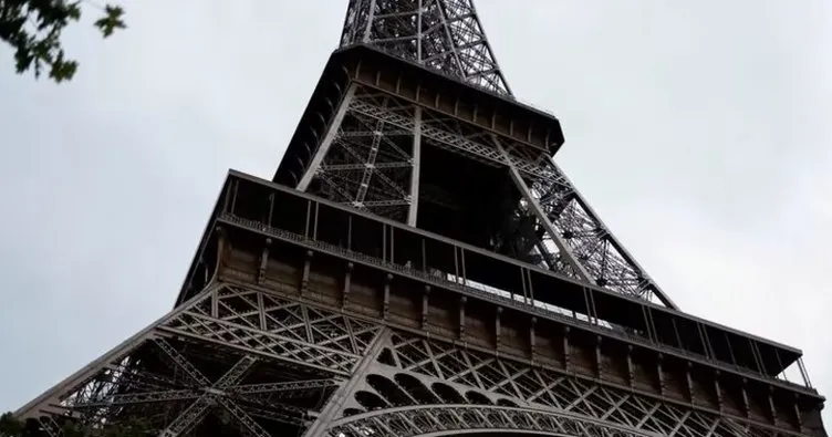 Fransa’da sarhoş turistler Eyfel Kulesi’nde mahsur kaldı