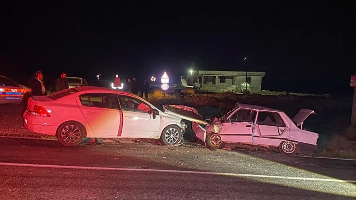 Siverek’te otomobiller kafa kafaya çarpıştı: 2’si ağır 7 yaralı Siverek’te otomobiller kafa kafaya çarpıştı: 2’si ağır 7 yaralı