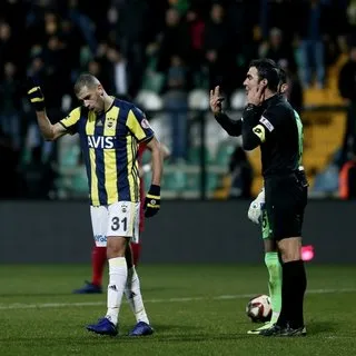 Fenerbahçe tribünlerinden Slimani’ye tepki