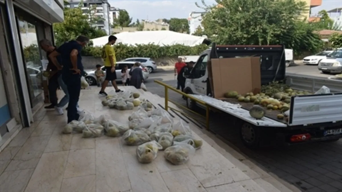 Tüccara sinirlendi, çöpe atmak yerine ‘lösemili çocuklar’ yararına dağıttı
