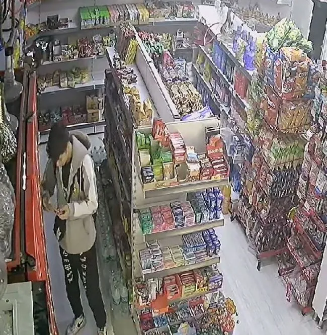 istanbul-arnavutkoyde-akilalmaz-hirsizlik-girdigi-markette-dubai-cikolatasini-gorunce-1730011794489.jpg