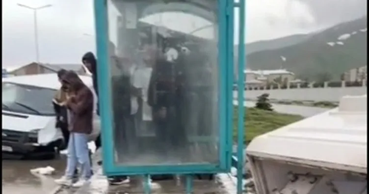 Bitlis’te feci kaza! Kontrolden çıkan minibüs kaldırımdaki vatandaşların arasına daldı