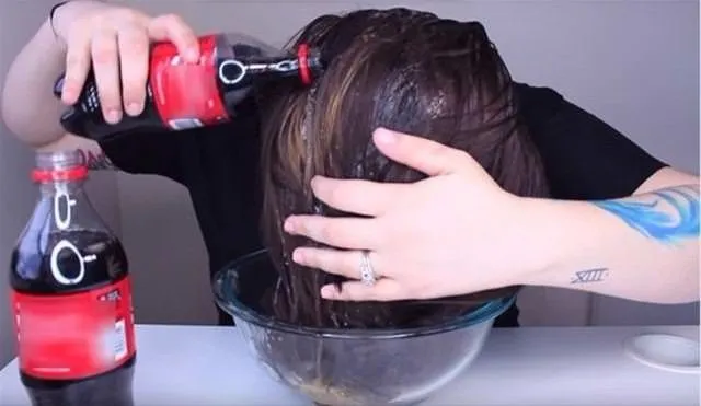 Saçlarını kola ile yıkadı!