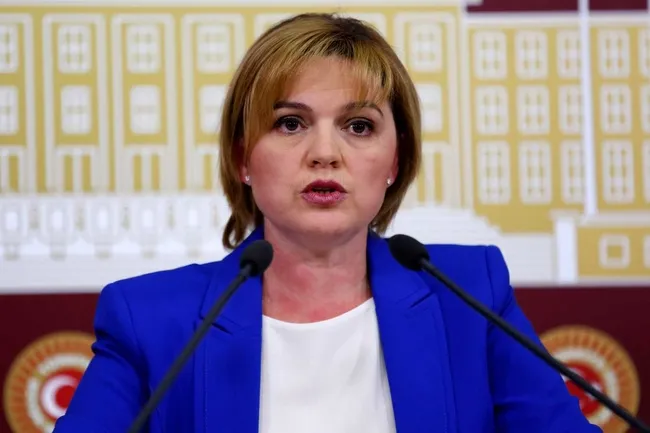 son-dakika-chpde-ihrac-depremi-48-ismin-daha-ustu-cizildi-aylin-nazliaka-ilhan-cihaner-gul-ciftci-ve-selin-say-1792143533758.jpg SON DAKİKA... CHP'de ihraç depremi! 48 ismin daha üstü çizildi: Aylin Nazlıaka, İlhan Cihaner, Gül Çiftçi ve Selin Sayek Böke listede...