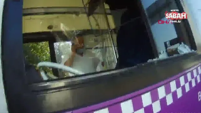 Kağıthane'de ehliyetsiz motosikletli halk otobüsünün camını yumrukladı | Video
