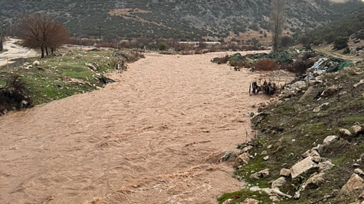 Antalya'da kuvvetli sağanak nedeniyle tarım arazileri ve seralar su altında kaldı