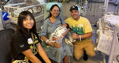 Tıp dünyası bu doğumu konuşuyor! Annesinin rahminde büyümemiş! Bakın 9 ay boyunca nereye tutunmuş...