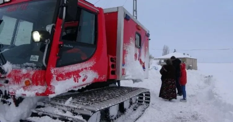 Kardan yolu kapalı evinde rahatsızlanan hamile kadına paletli ambulansla ulaşıldı