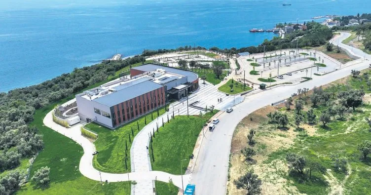 Gençlere deniz manzaralı kütüphane